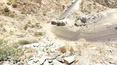 قطع طريق البيضاء يضاعف معاناة اليمنيين.. ​من 30 دقيقة لاجتيازها إلى 48 ساعة